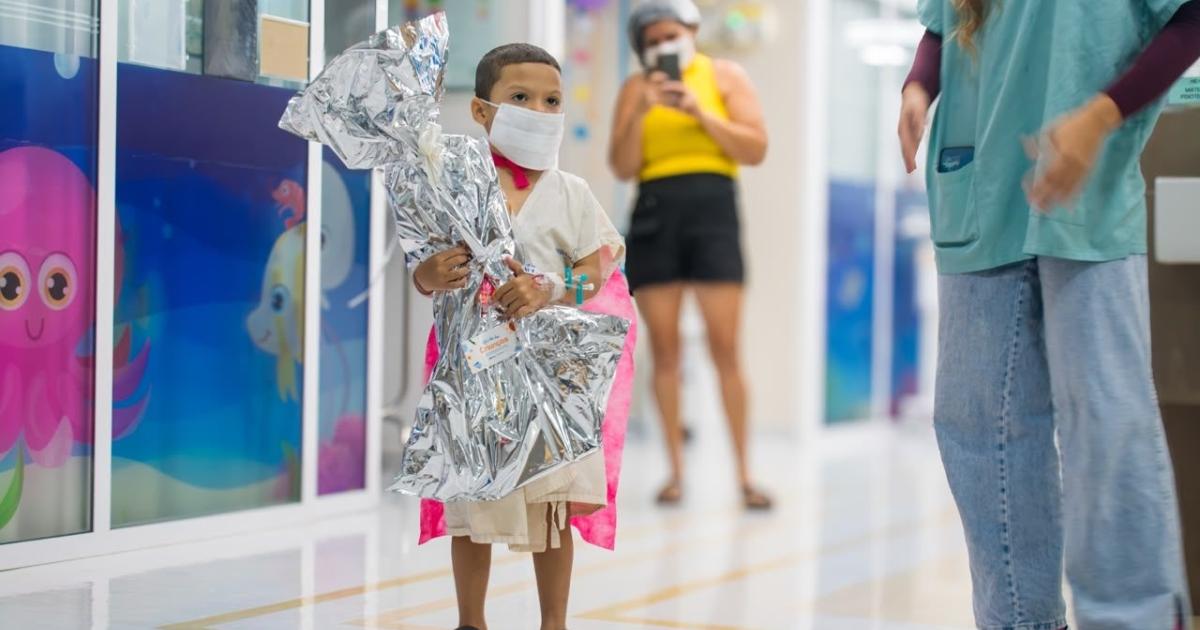 Criança recebe presente durante ação do Dia das Crianças no Hospital da Cidade