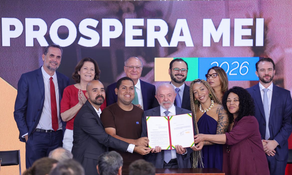 Participante fala ao microfone durante apresentação sobre medidas econômicas para microempreendedores