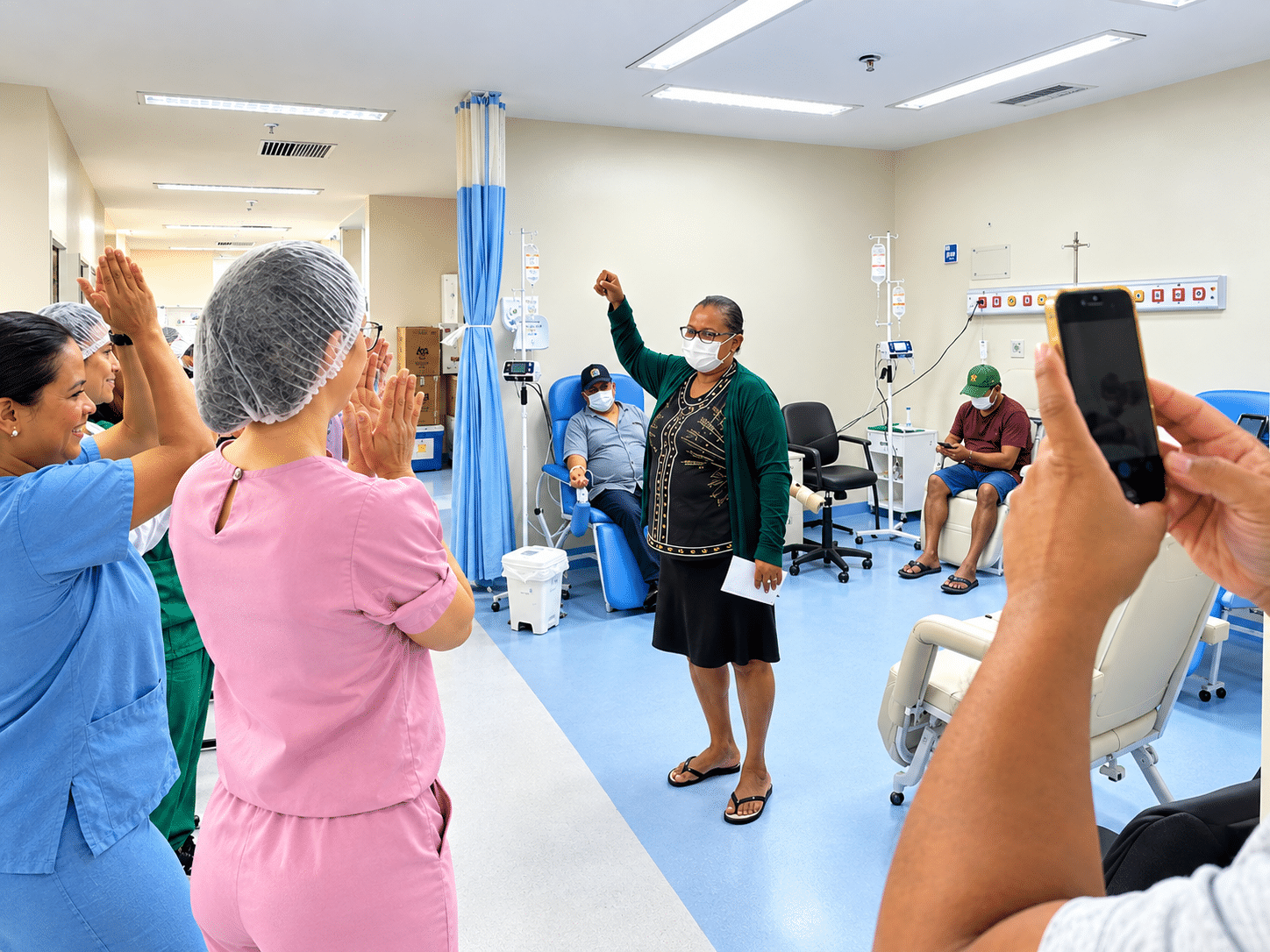 Adriana Ferreira celebra a conclusão da quimioterapia sob aplausos da equipe do Hospital Metropolitano de Alagoas, em foto divulgada pela Sesau em 16 de outubro de 2026.