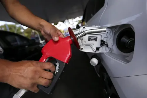 Bico de bomba abastece veículo com gasolina, em foto de arquivo