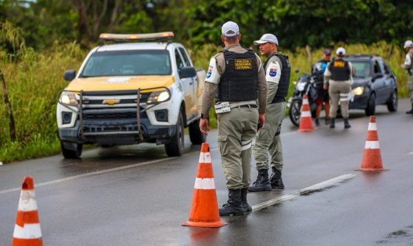 Policial do Batalhão de Polícia Rodoviária fiscaliza motociclista em rodovia de Alagoas