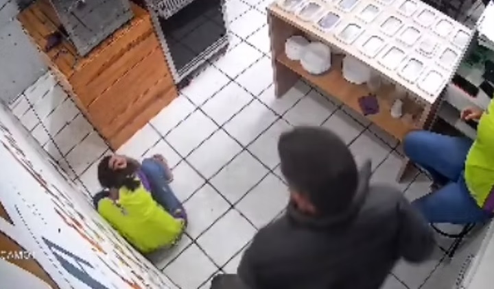 Imagem de câmera de segurança mostra agressão dentro de estabelecimento em Maravilha