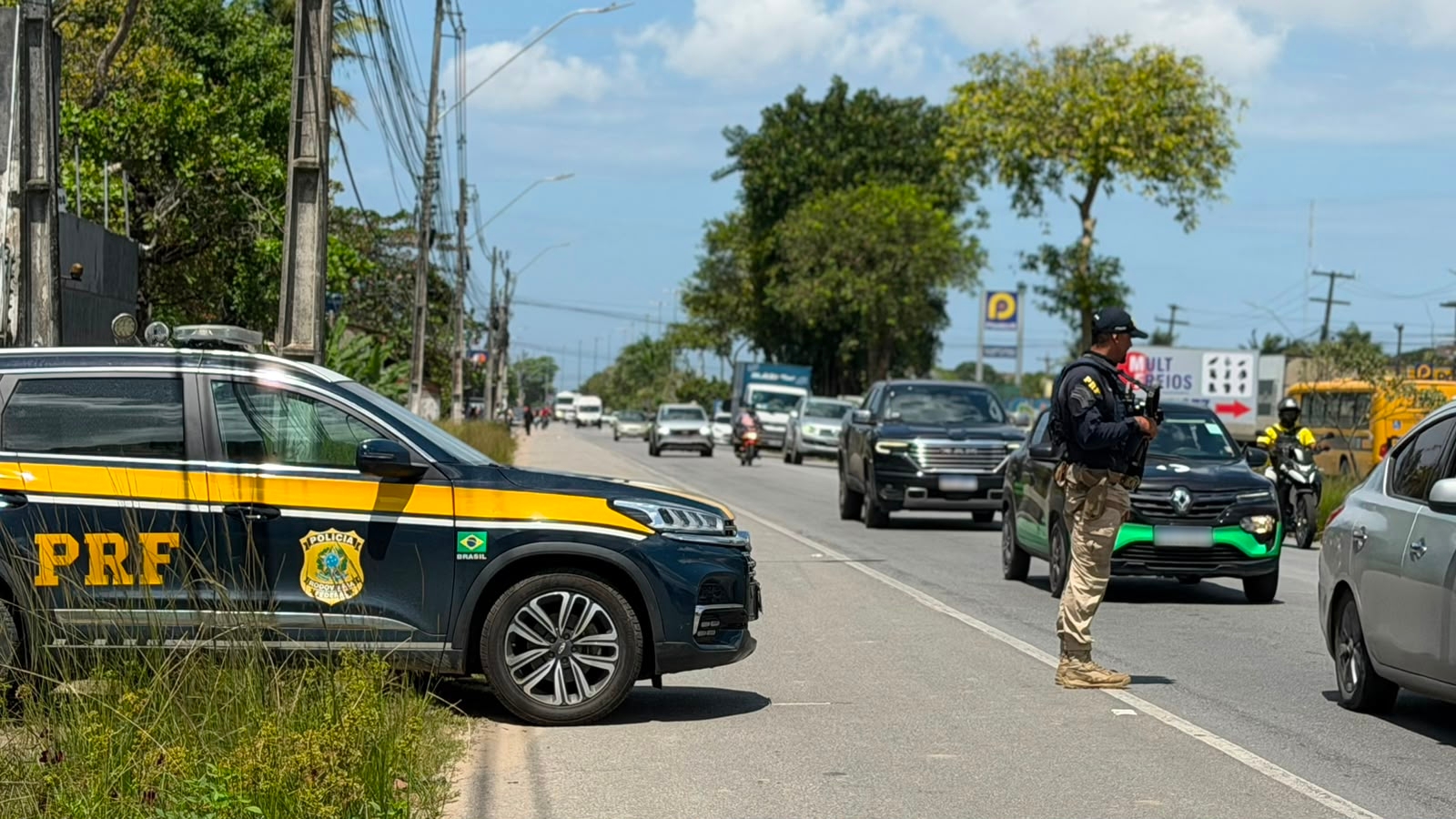 Agente da Polícia Rodoviária Federal durante fiscalização em rodovia