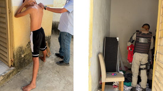 Dois homens presos, fotografados diante de painel da Polícia Civil de Alagoas