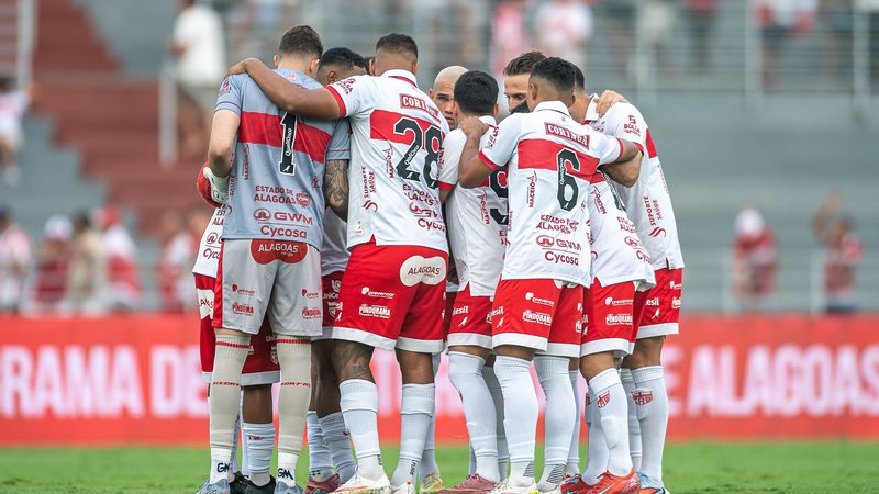 Jogadores do CRB reunidos em campo antes de uma partida; foto de arquivo.