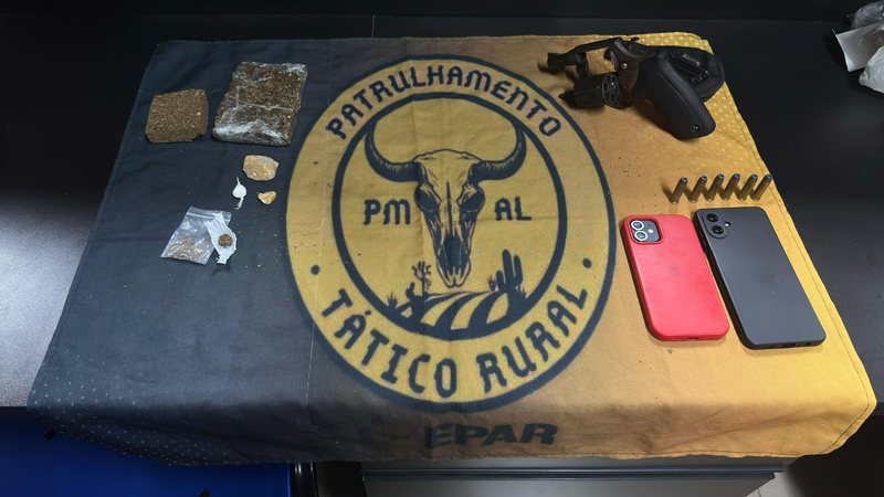 Revólver, munições, drogas e celulares apreendidos pela Polícia Militar em ação no Agreste