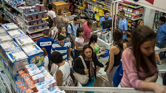 Escadas rolantes e lojas em shopping center, em foto de arquivo