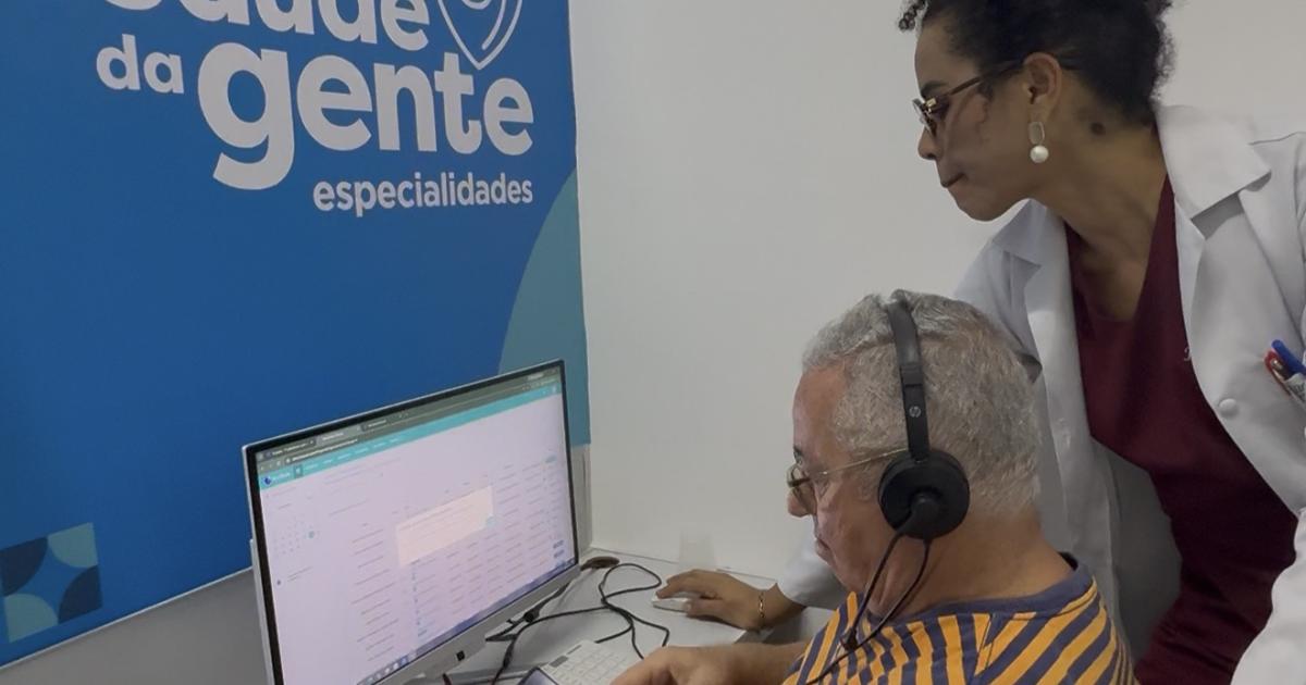Profissional de saúde auxilia paciente durante atendimento de Telessaúde em Maceió