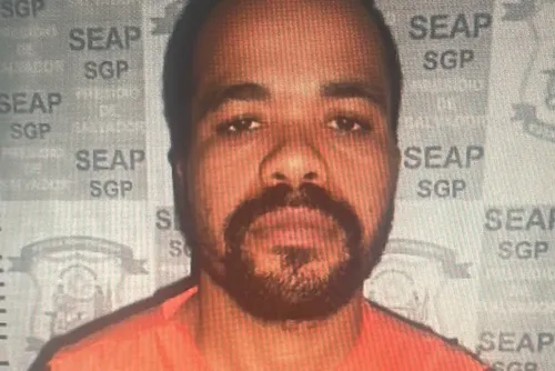 Montagem publicada pela GazetaWeb com retrato do suspeito e símbolo atribuído ao grupo criminoso
