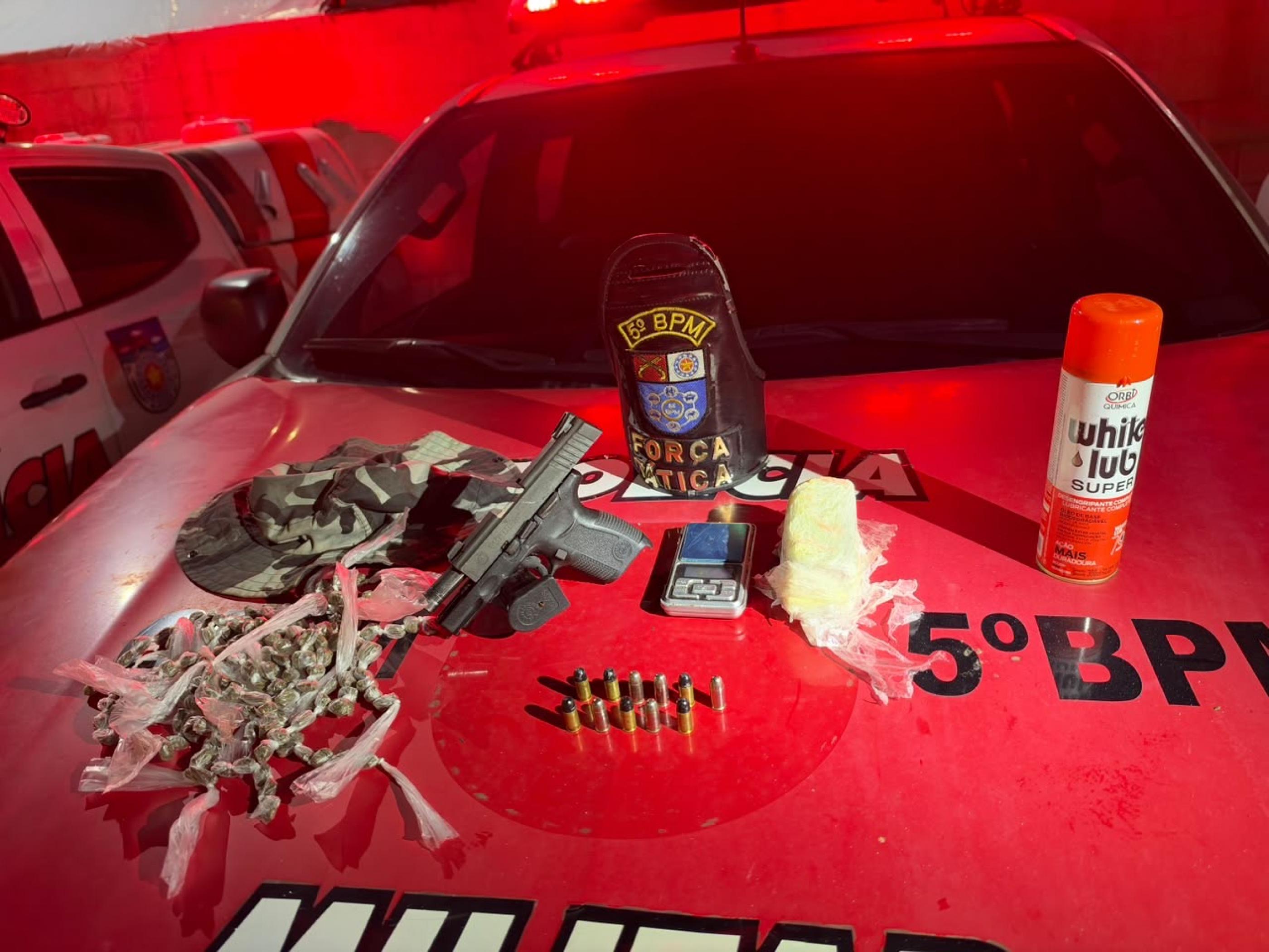 Pistola, munições e porções de drogas apreendidas pela Polícia Militar em Maceió