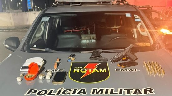 Pistola, carregadores, munições, drogas, rádios e dinheiro apreendidos pela Polícia Militar em Alagoas.
