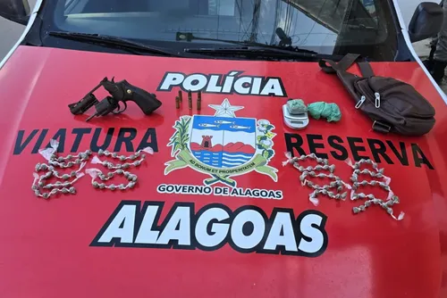 Revólver, munições e porções de droga apreendidos em operação policial no interior de Alagoas