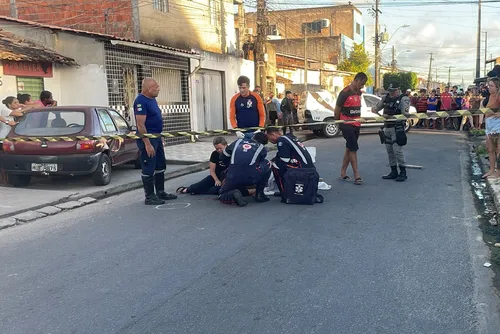 Equipes de emergência atendem ocorrência de homicídio em via pública no bairro Santa Amélia, em Maceió.