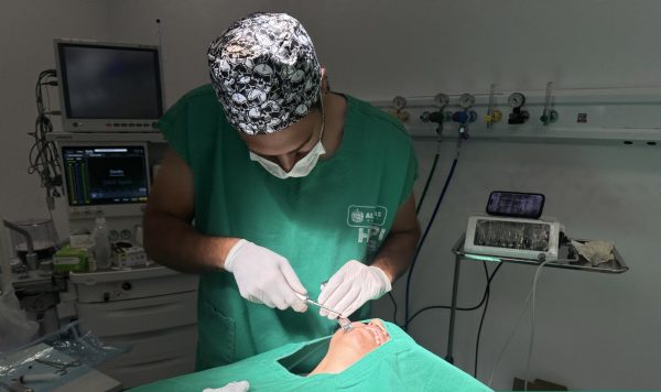 Profissional de saúde realiza avaliação bucomaxilofacial em paciente no Hospital Regional de Palmeira dos Índios