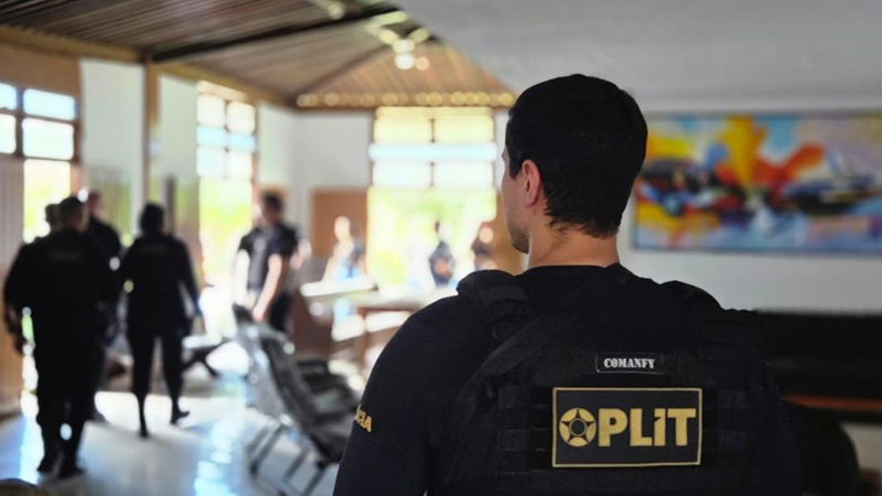 Equipe da Oplit durante a operação realizada na clínica em Maceió