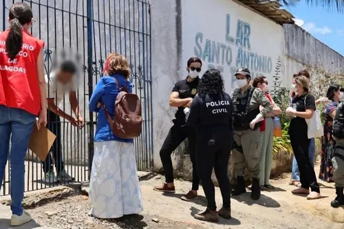Equipe de fiscalização conversa durante inspeção no Lar Santo Antônio de Pádua, em Maceió