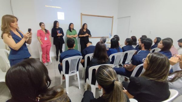 Profissionais da Unidade de AVC do Hospital de Emergência do Agreste durante celebração dos cinco anos do serviço
