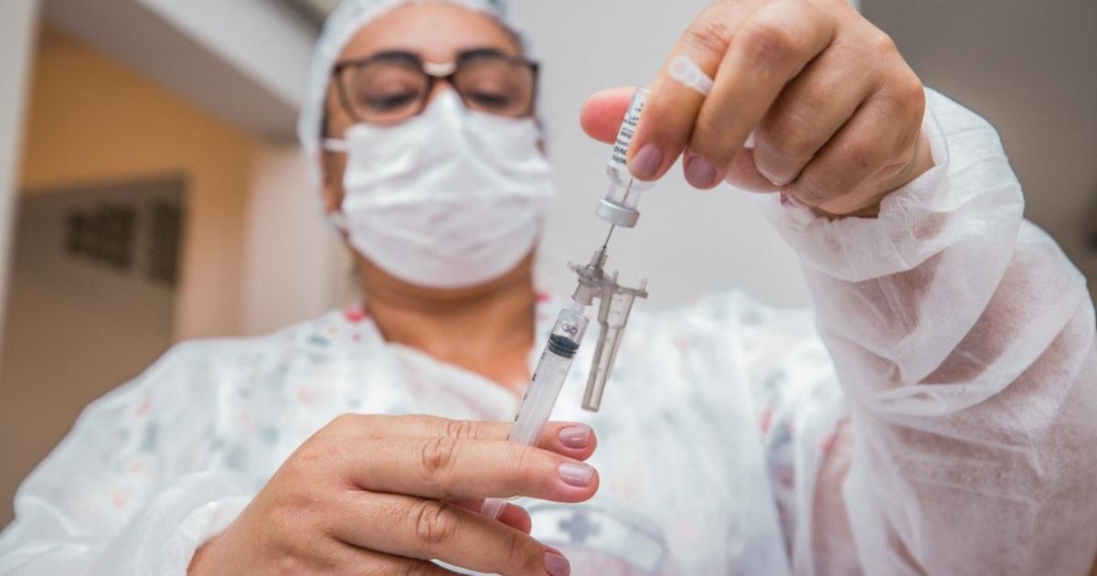 Profissional de saúde prepara uma dose de vacina; imagem de arquivo