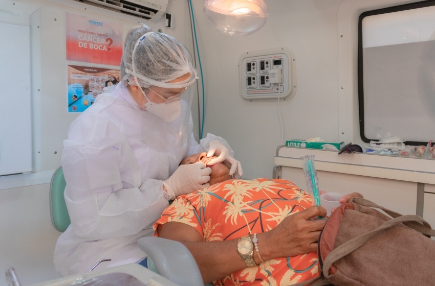 Dentista examina paciente em serviço municipal de saúde bucal; foto de arquivo de 2023