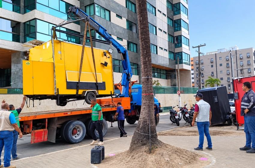 Equipe da Secretaria Municipal de Segurança Cidadã coloca trailer sobre caminhão durante retirada na Praça Gogó da Ema