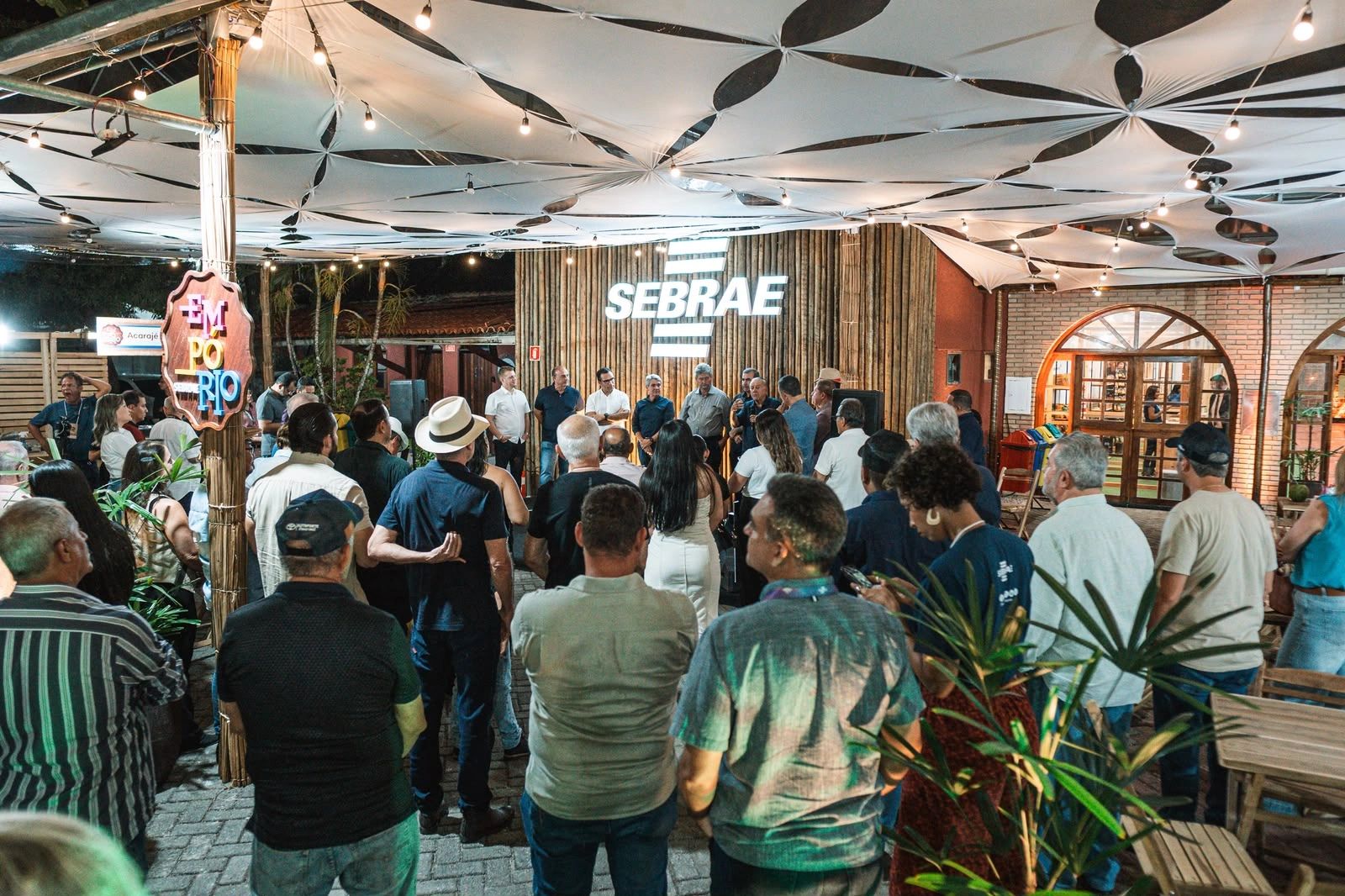 Visitantes circulam entre estandes de pequenos negócios na Expoagro; foto de arquivo de 2025