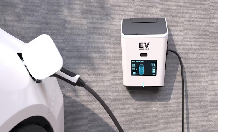 Conector ligado à porta de recarga de um veículo elétrico em imagem ilustrativa