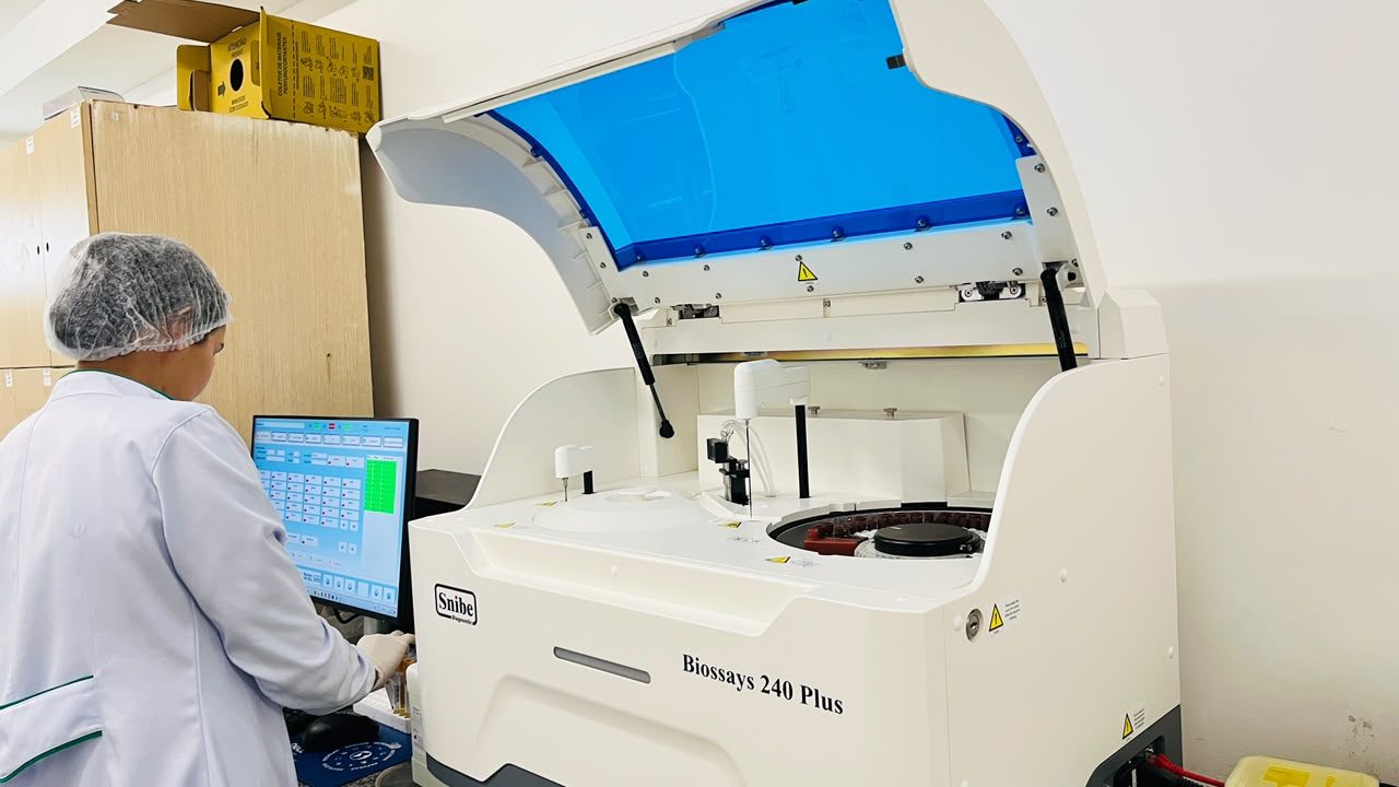 Profissional opera equipamento automatizado do laboratório do Hospital Ib Gatto Falcão, em Rio Largo