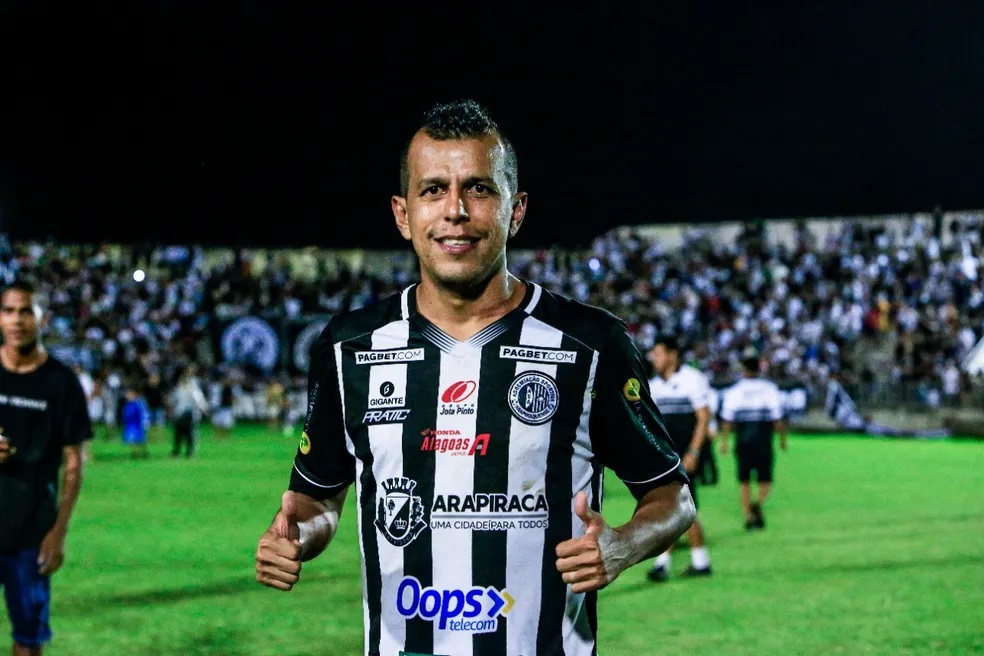 Didira com a camisa do ASA em campo