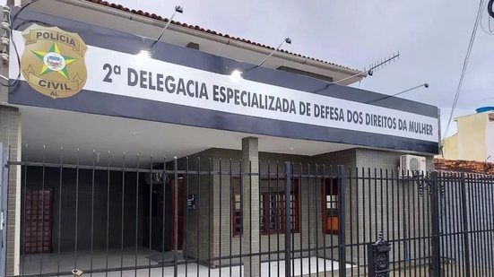 Foto de arquivo da fachada de uma Delegacia Especializada de Atendimento à Mulher em Maceió