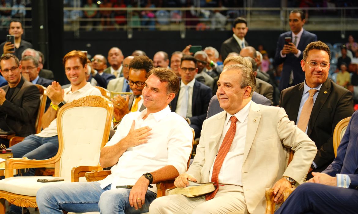 Foto de arquivo de Flávio Bolsonaro durante agenda de campanha em São Paulo