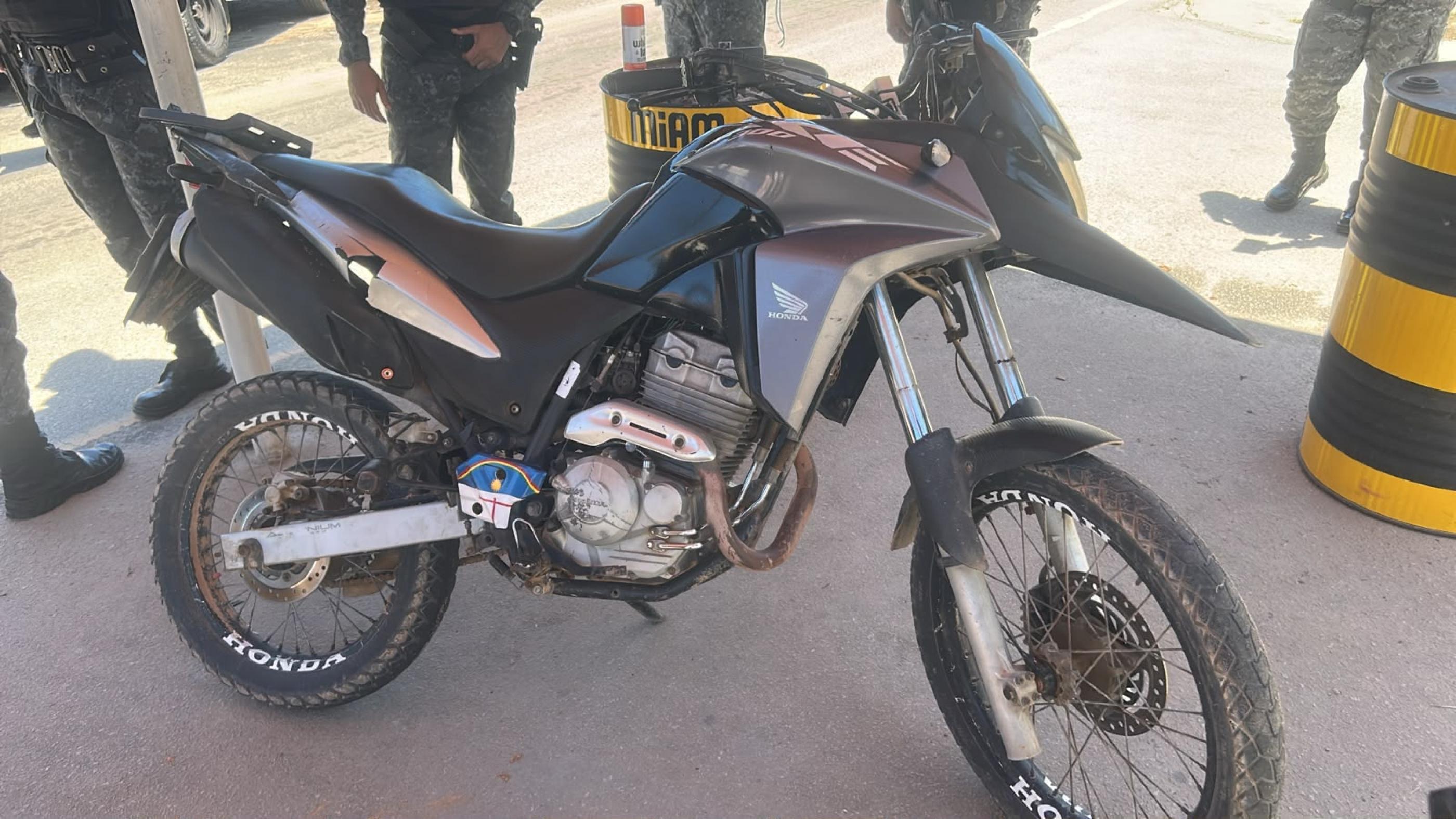 Motocicleta vermelha apreendida durante fiscalização policial em Maragogi