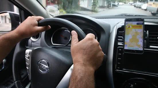 Motorista conduz veículo em imagem de arquivo
