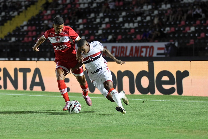 Jogadores de CRB e Botafogo-SP disputam partida pelo primeiro turno da Série B