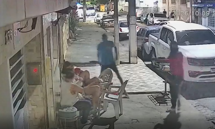 Imagem de videomonitoramento mostra homens abordando moradores na Ponta da Terra