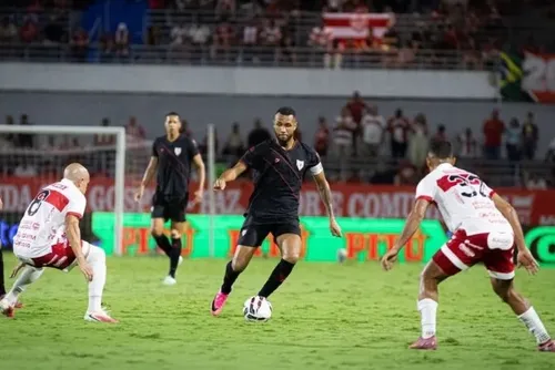 Jogador do CRB em campo durante partida da Série B contra o Atlético-GO.