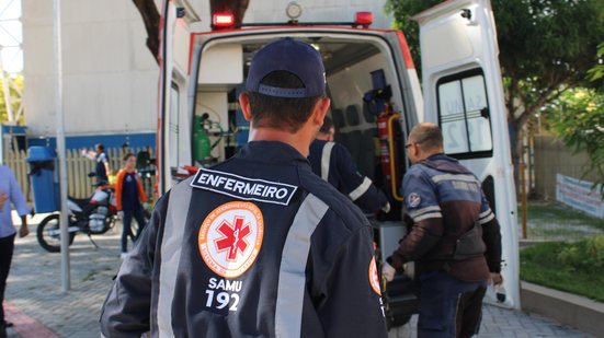 Socorristas do Samu durante atendimento em uma ambulância