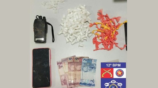 Porções de maconha e crack, rádio comunicador, celular e dinheiro apreendidos pela Polícia Militar no Village Campestre