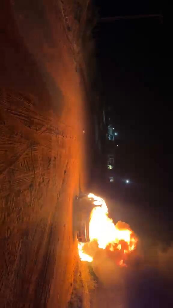 Veículo em chamas durante a noite próximo ao Lago da Perucaba, em Arapiraca