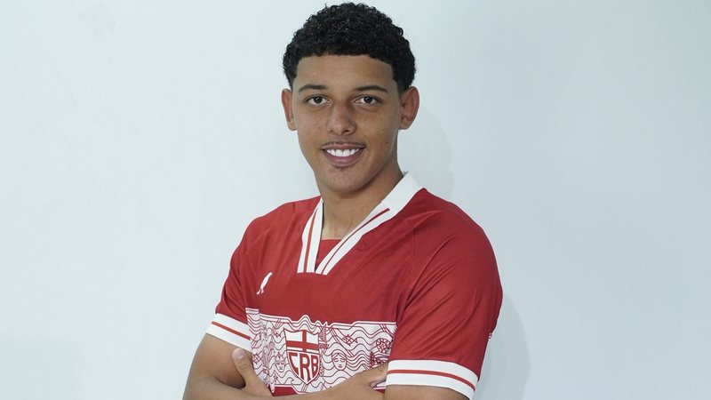 Cauã Carvalho posa com a camisa do CRB