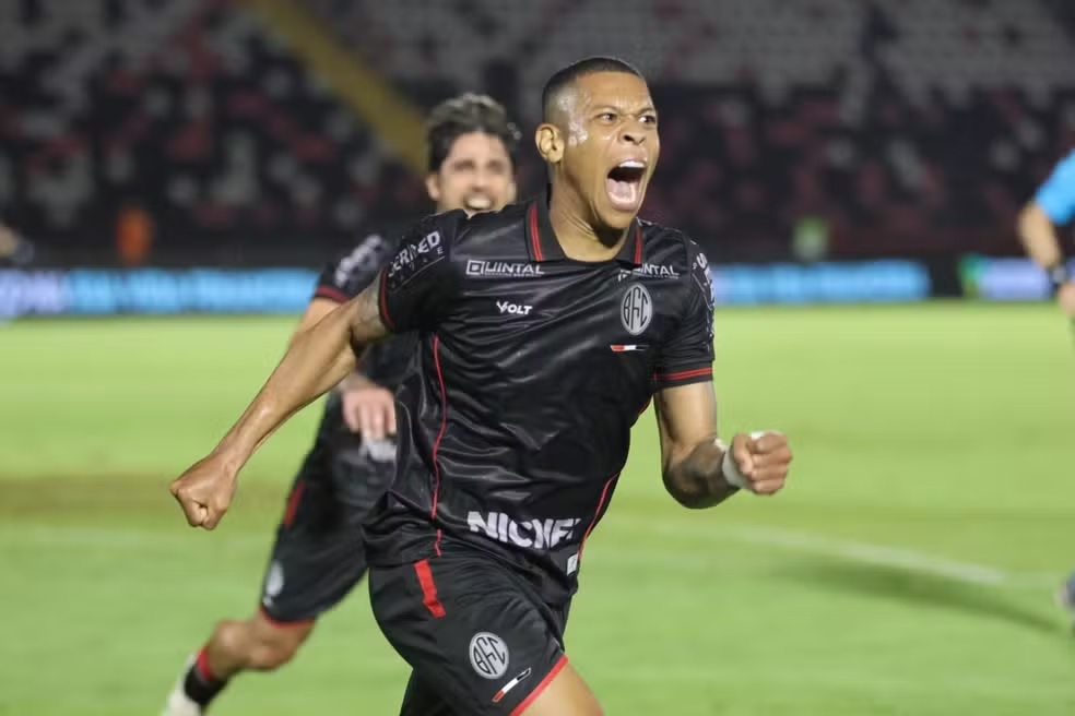 Jogadores do Botafogo-SP comemoram vitória antes do duelo contra o CRB