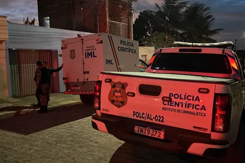 Policial e moradores próximos a um dos locais dos ataques no bairro Mangabeiras, em Arapiraca