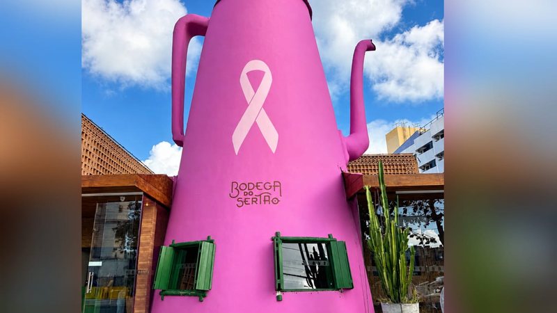 Bule gigante da Bodega do Sertão pintado de rosa e com o laço do Outubro Rosa