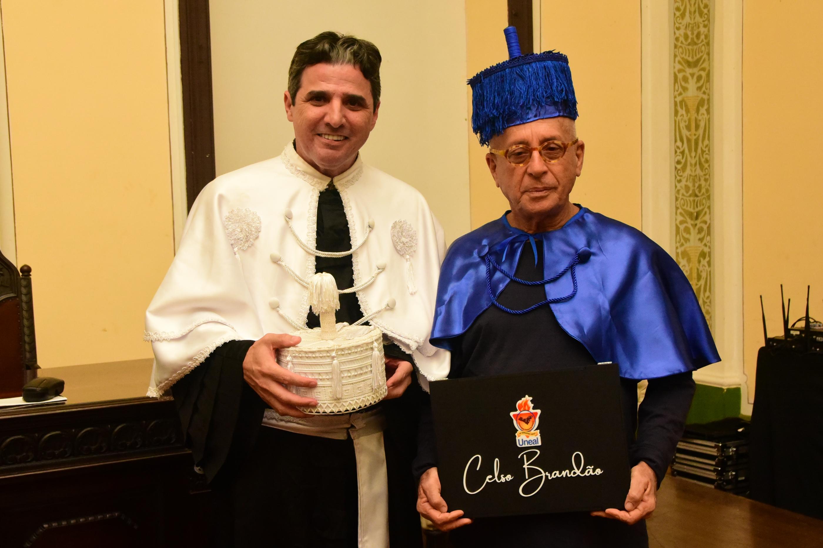 Celso Brandão segura o diploma durante a cerimônia de Doutor Honoris Causa da Uneal
