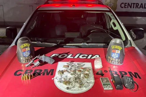 Armas, munições, rádio comunicador e drogas apreendidos pela Polícia Militar em Maceió