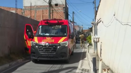 Agentes atuam durante ocorrência de resgate de adolescente no bairro Santos Dumont, em Maceió.