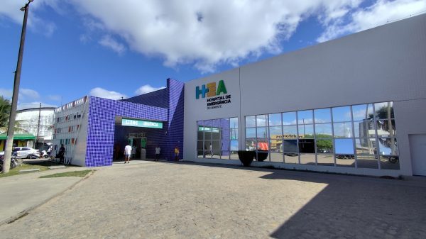 Equipe médica atende paciente em maca no Hospital de Emergência do Agreste