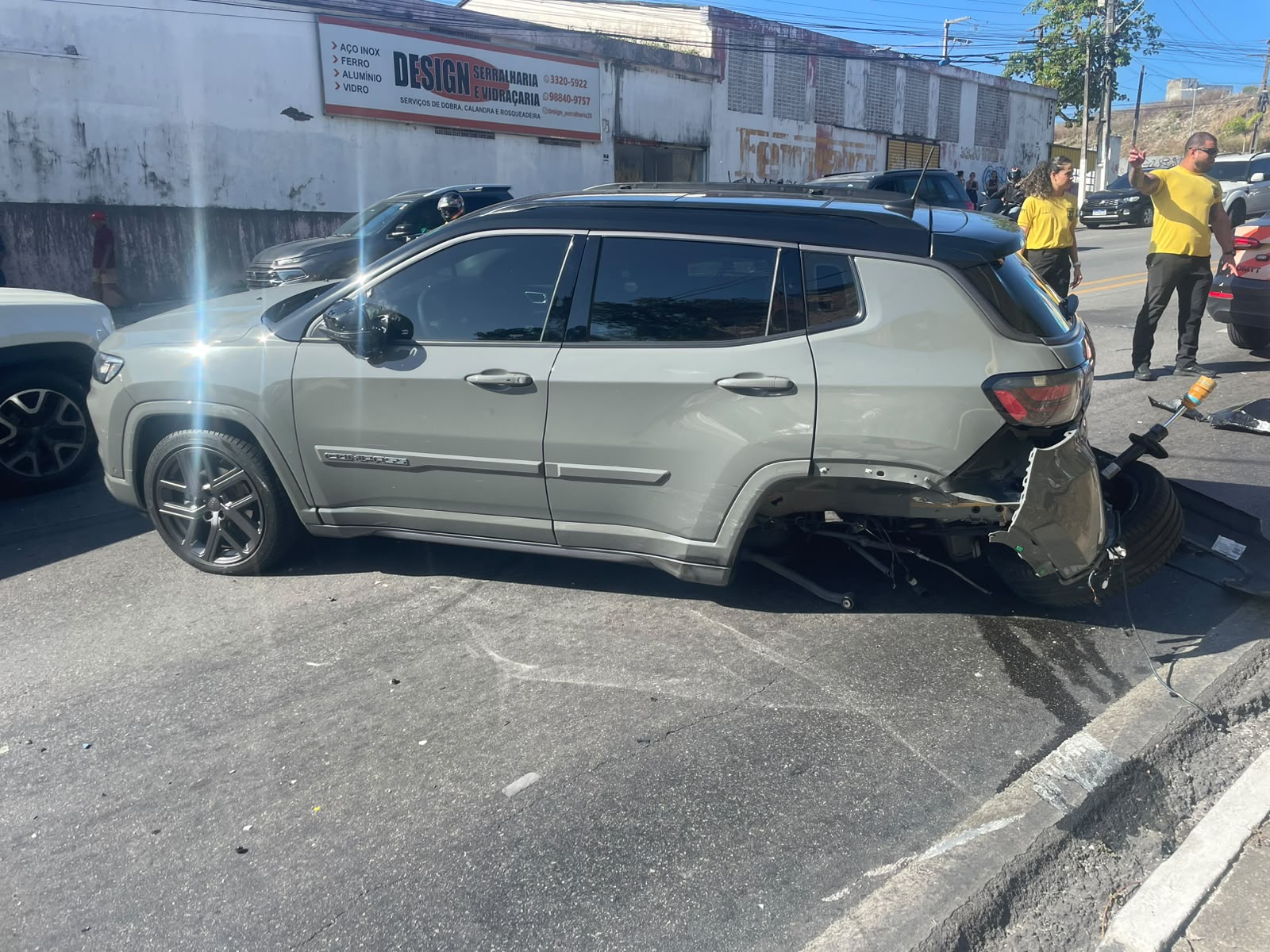 Veículos envolvidos em engavetamento na Avenida Leste-Oeste, em Maceió