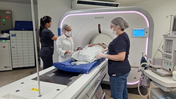 Equipe médica durante atendimento a paciente no Hospital Geral do Estado