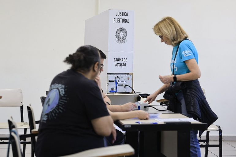 Foto de arquivo de eleitores em local de votação nas eleições de 2026