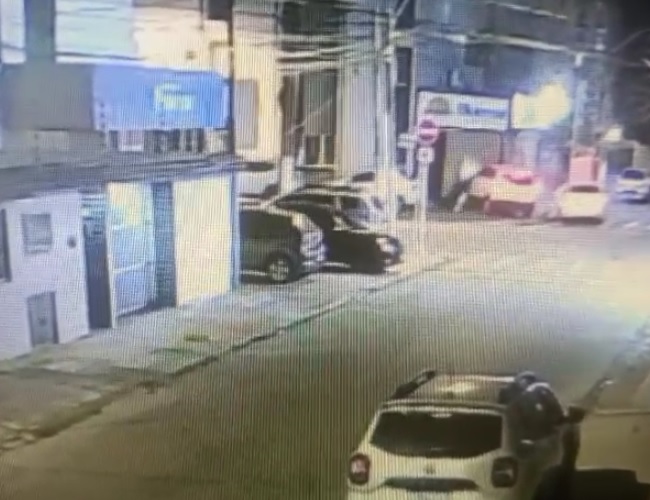 Imagem de câmera de segurança mostra carro após atingir a fachada de hotel na Jatiúca